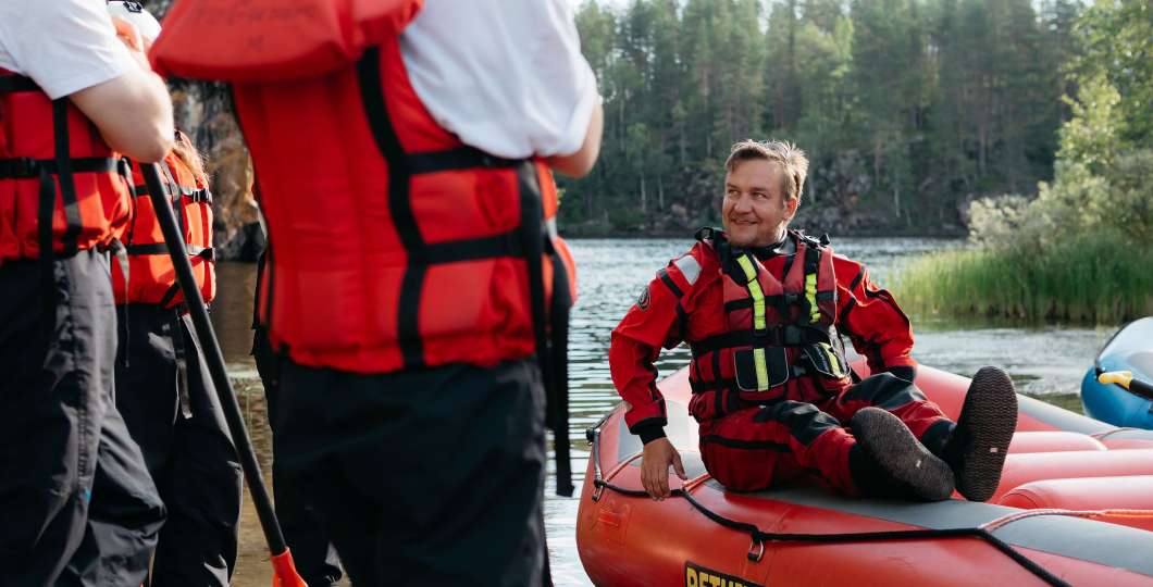 Kippari kumilautassa opastamassa asiakkaita. Kuva Jani Kärppä. 