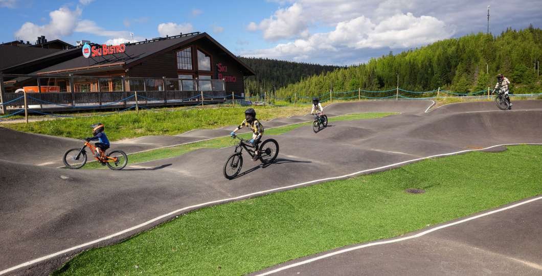 Pump track, Ruka Bike Park. Kuva Harri Tarvainen.